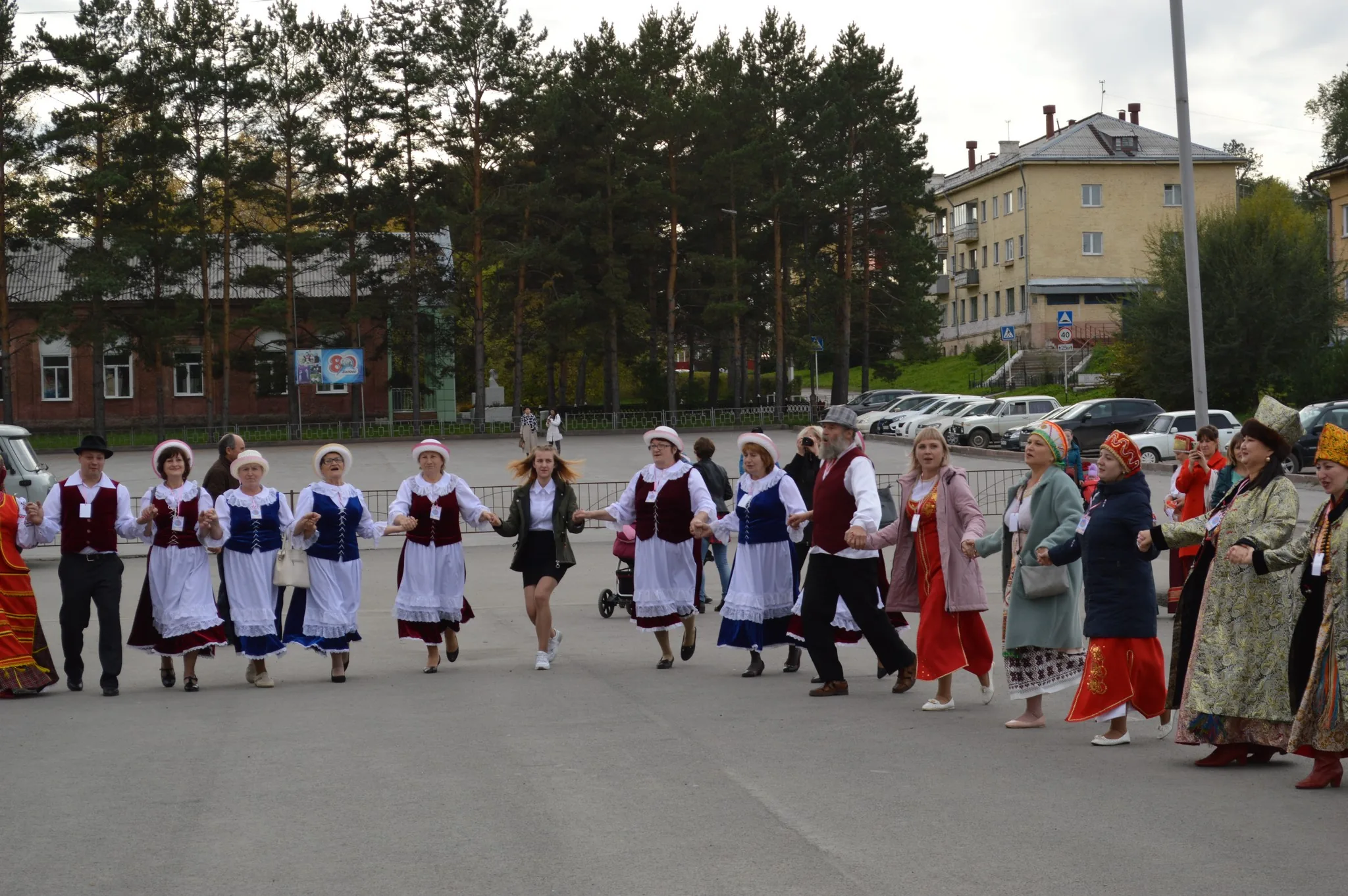 "Мы живем семьей единой" (31)