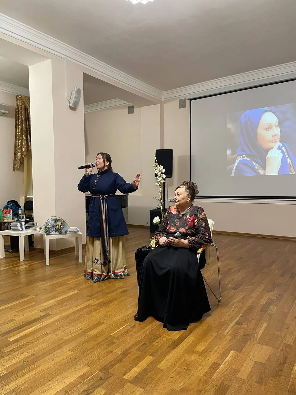 Презентация книги Галины Вязовцевой в главной библиотеке Кузбасса. (2)
