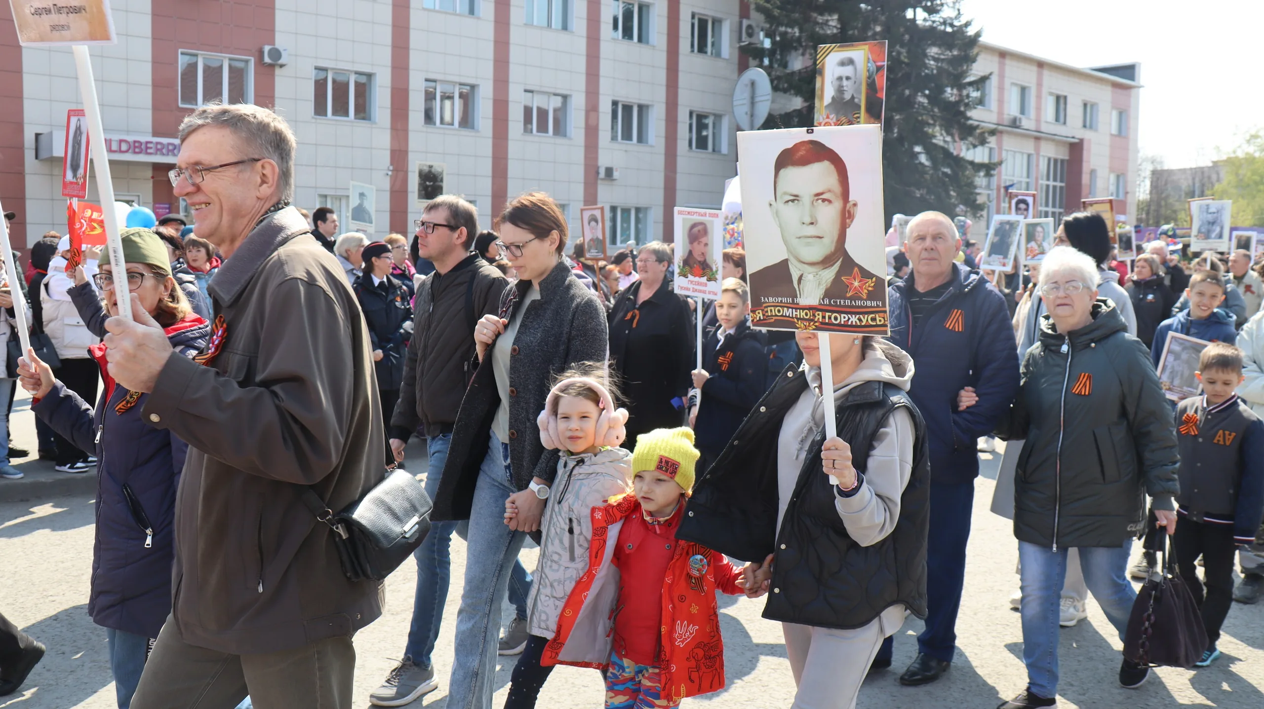 «Полотно Победы» в строю «Бессмертного полка» (10)