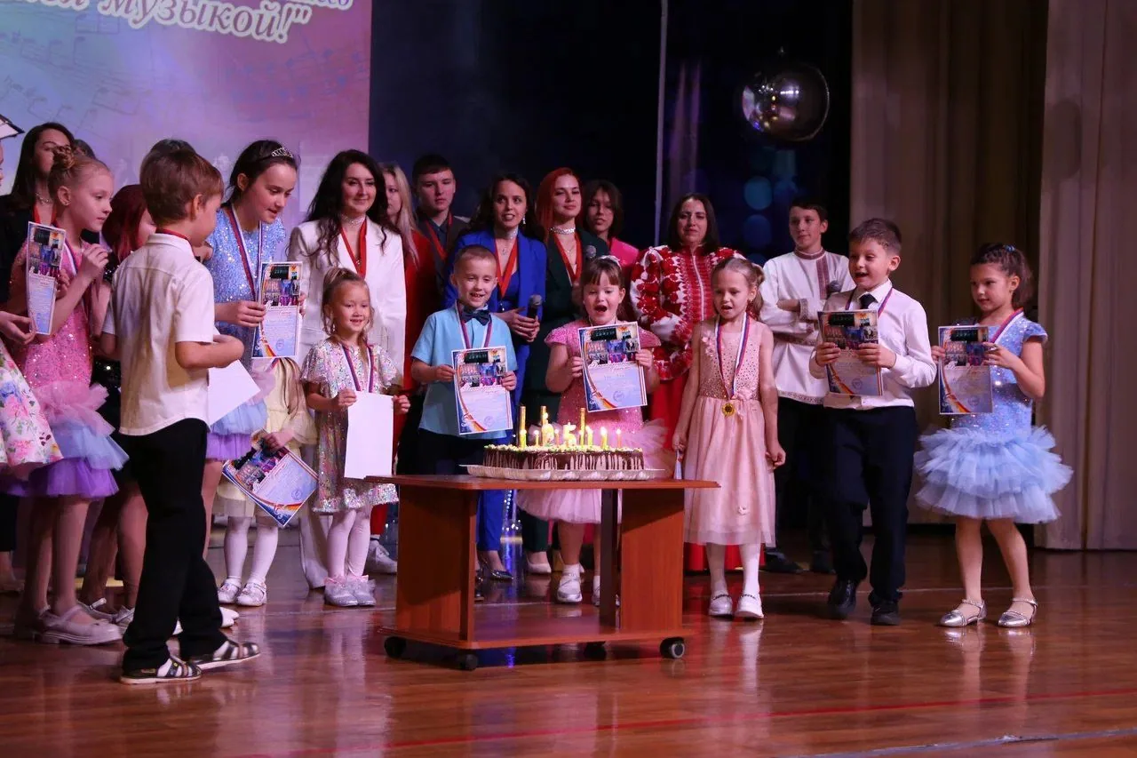 25 лет на сцене. Коллективы эстрадной песни «Ничего лишнего» и «Сверчки» отметили свой юбилей. (8)