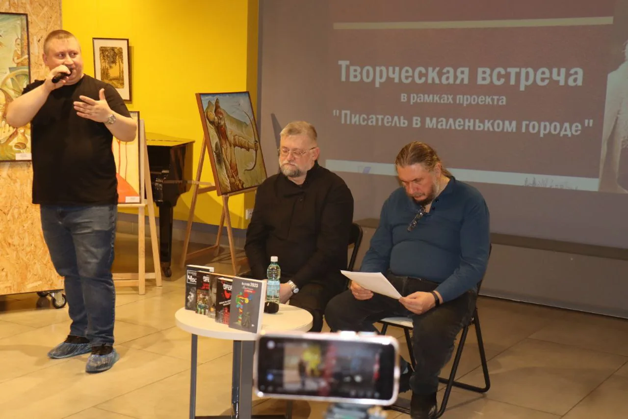 Литературный вечер с писателем из Санкт-Петербурга. В Белово прошла встреча с Даниэлем Орловым в рамках проекта «Писатель в маленьком городе». (8)