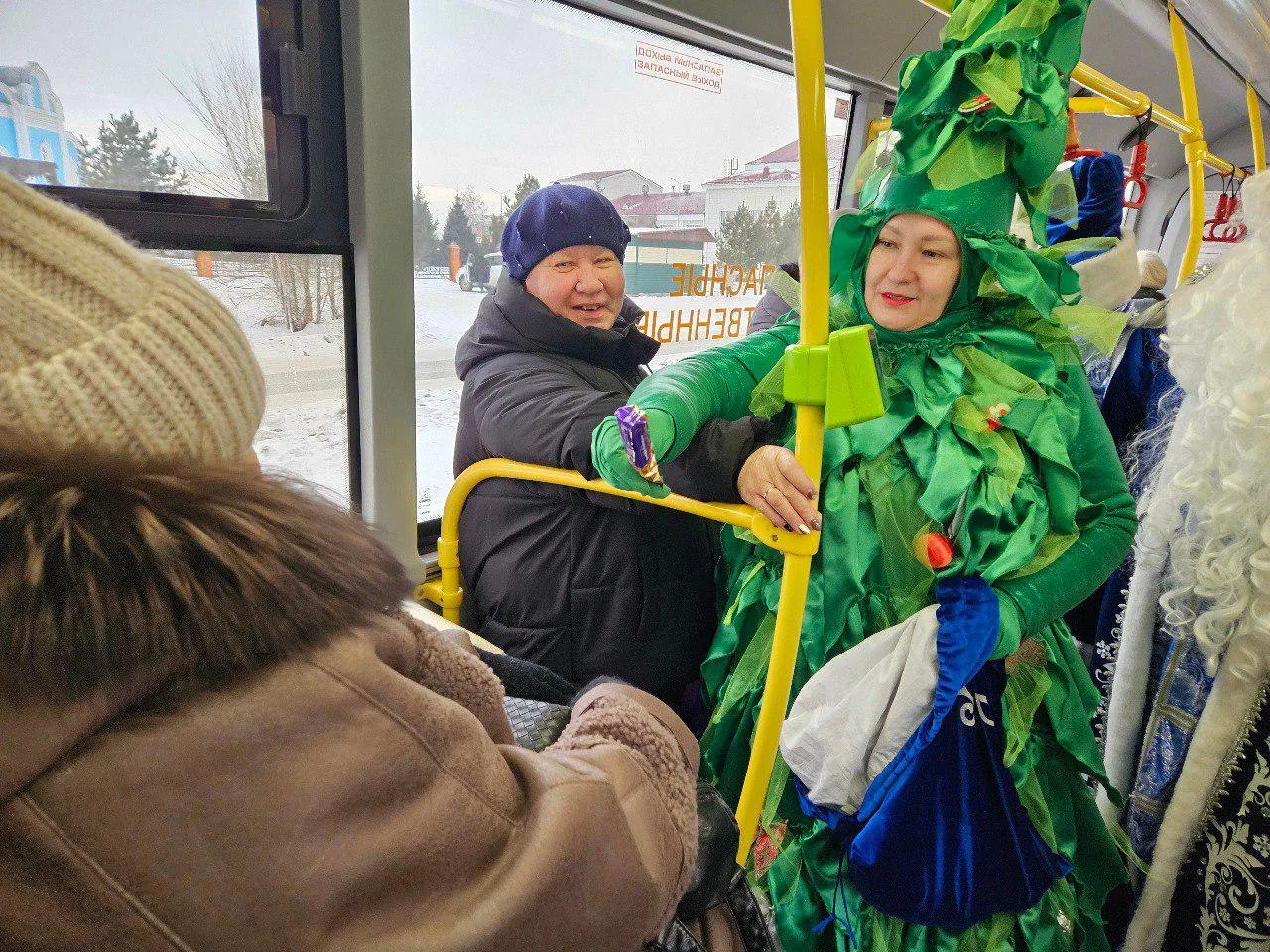 Новый год уже в пути! В Белово прошла акция «Новый год каждому беловчанину»! (12)
