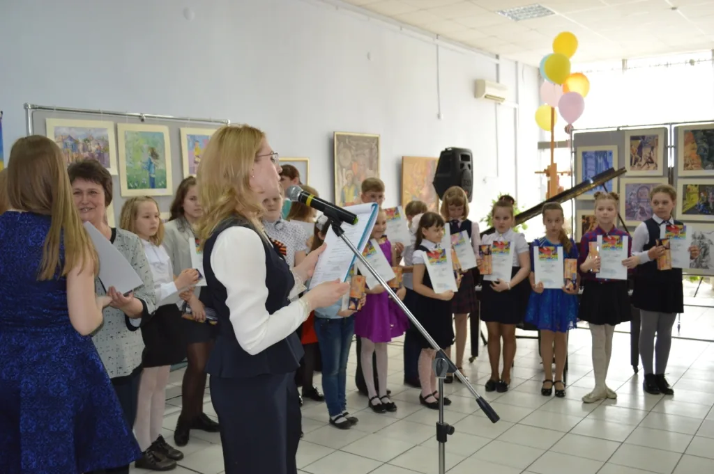 Выставка работ лучших юных художников Кузбасса украшает беловский "Вернисаж"