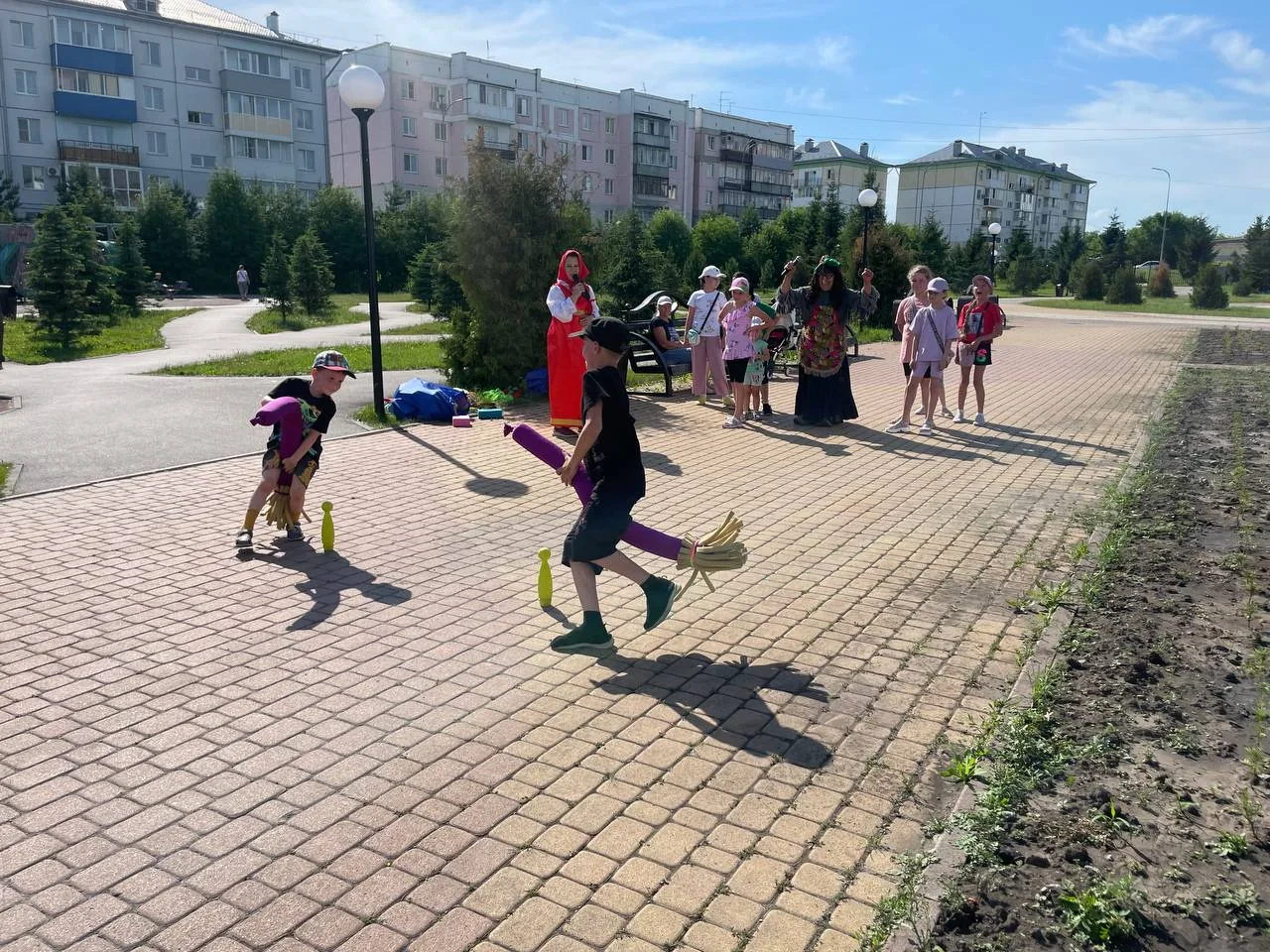 Лето, солнце, звонкий смех!  Каникулы продолжаются!
