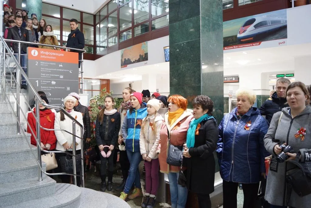 В Белово 200 человек исполнили песню «Катюша» на железнодорожном вокзале