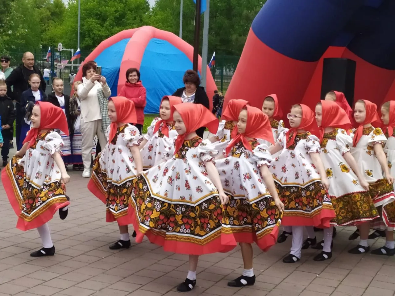 «Счастье, лето, дружба – вот что детям нужно!».  В Белово отметили день защиты детей.